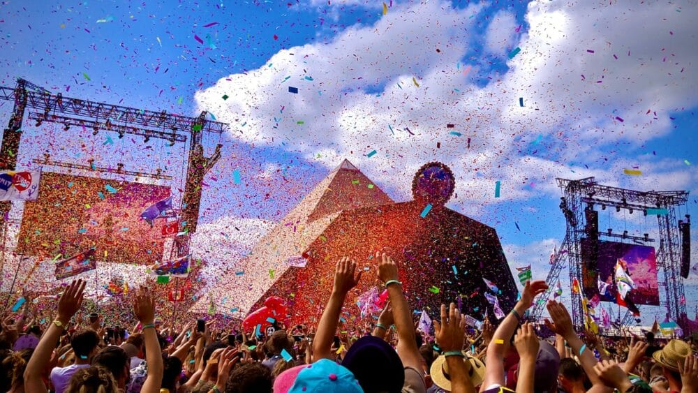 Tout un public présent à un festival de musique avec des confettis en l'air