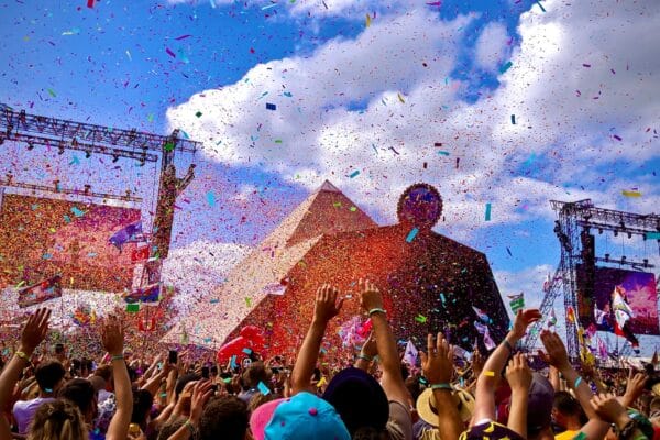 Tout un public présent à un festival de musique avec des confettis en l'air