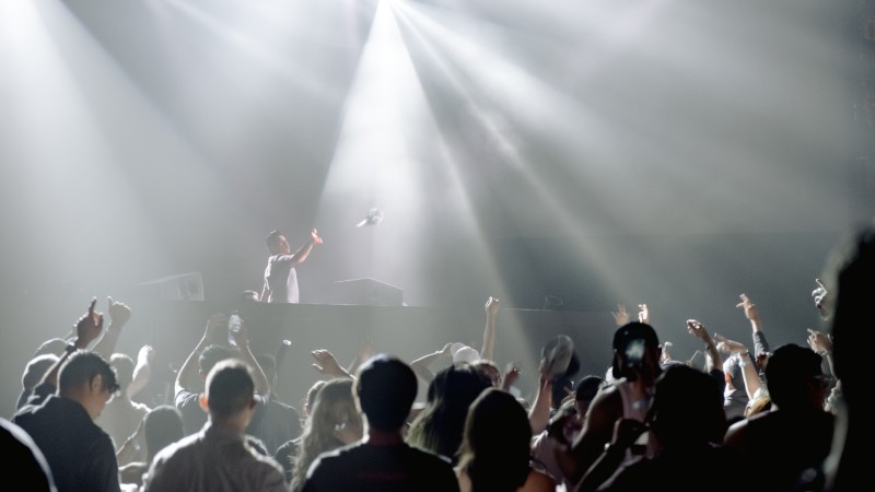 Prestation technique de sonorisation et d’éclairage pour un concert ou festival en plein air à Lyon dans le Rhône