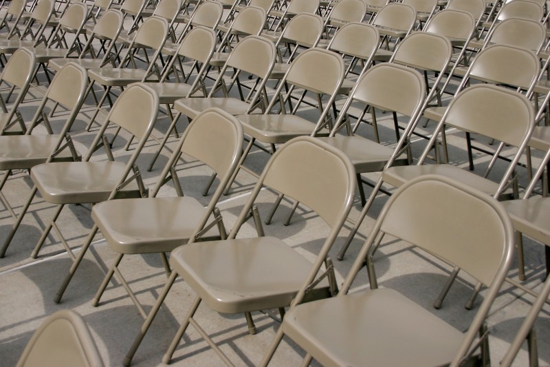 Chaises pliantes pour un séminaire d'entreprise dans une salle de réception à Grenoble dans le 38