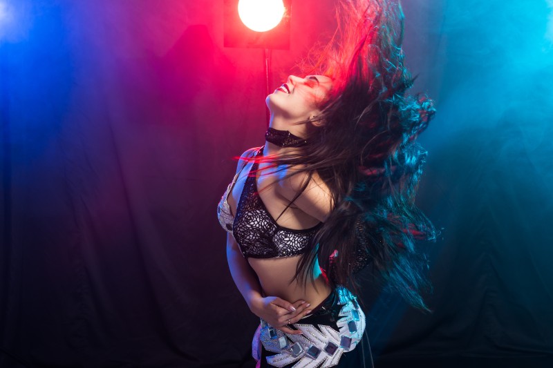 Installation professionnelle de matériel de sonorisation et d'éclairage par un prestataire audiovisuel pour un spectacle de danse dans un théâtre à Lyon dans le 69