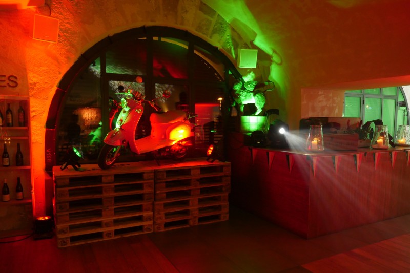 Prestataire technique événementiel pour le mobilier et la décoration d’une soirée de Gala sur le thème de l’Italie à Grenoble en Isère.
