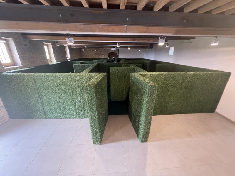Installation d'un labyrinthe géant éphémère en intérieur pour un événement professionnel à Lyon en Auvergne Rhône Alpes