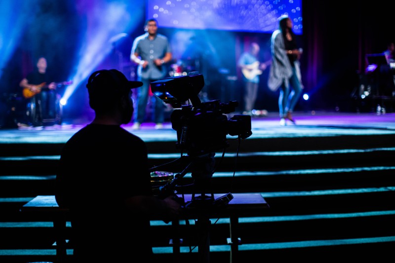 Arbre de noël avec une prestation professionnelle de sonorisation, éclairage et vidéo à Lyon