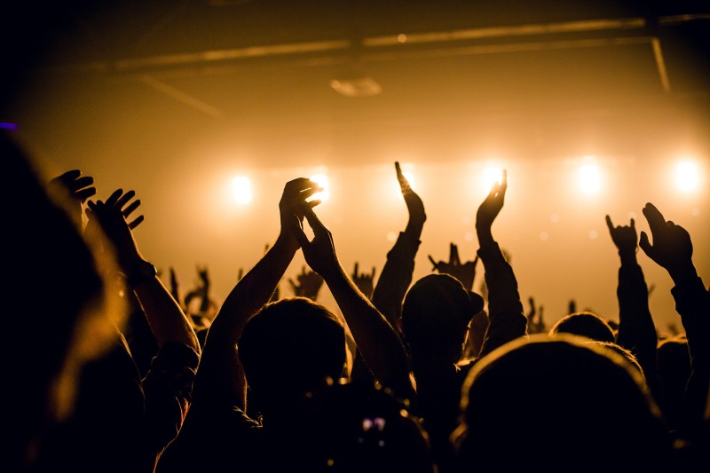 Entreprise de location de matériel événementiel pour installation d'une scène à l'occasion d'un concert en plein air dans la région de Grenoble 38.png