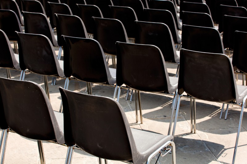 location de chaises par un prestataire technique événementiel pour un séminaire d'entreprise de 500 personnes entre Lyon et Grenoble en Auvergne Rhône Alpes