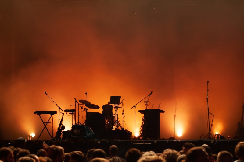 installation d'une scène à l'occasion d'un concert en plein air dans la région de Grenoble 38.png