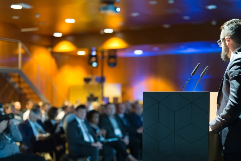 Projection d'une vidéo et d'un diaporama sur un écran géant LED à l'occasion d'une convention d'entreprise à Lyon en Auvergne Rhône Alpes