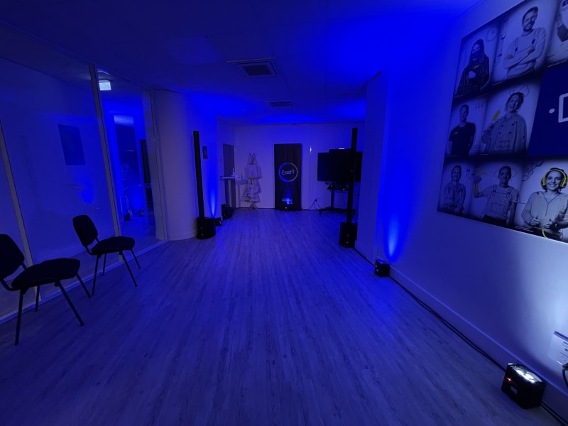 Installation professionnelle de matériel audiovisuel pour une journée portes ouvertes d'entreprise à côté de Grenoble en Auvergne Rhône Alpes