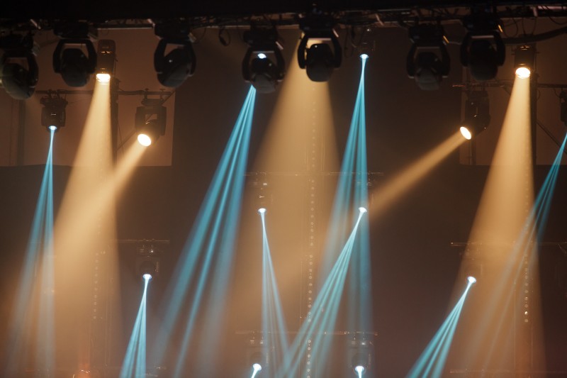 Installation technique son, lumière, vidéo et électrique pour un événement sportif de type triathlon dans les Alpes