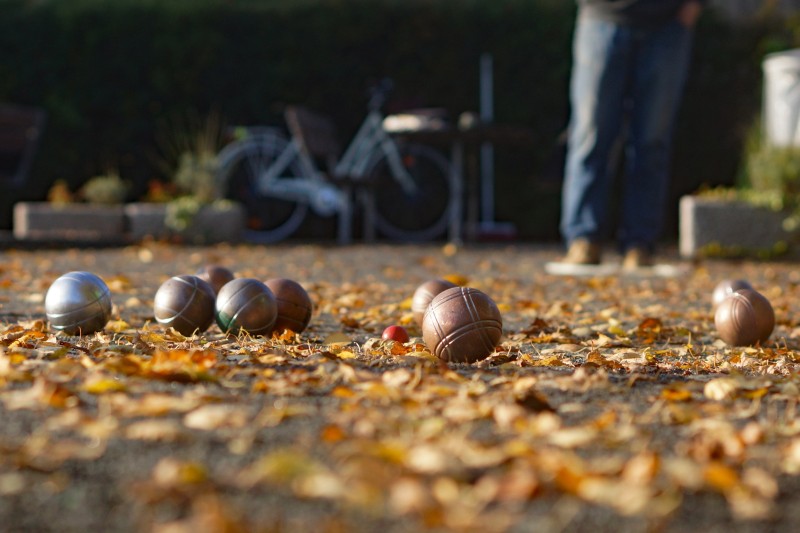 Terrain de pétanque intérieur pour une animation team building avec les salariés d'une entreprise de la région de Lyon dans le 69